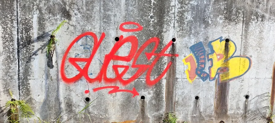 Figure 2: Tags for Quest in red only, and piece for KB which has three colours.