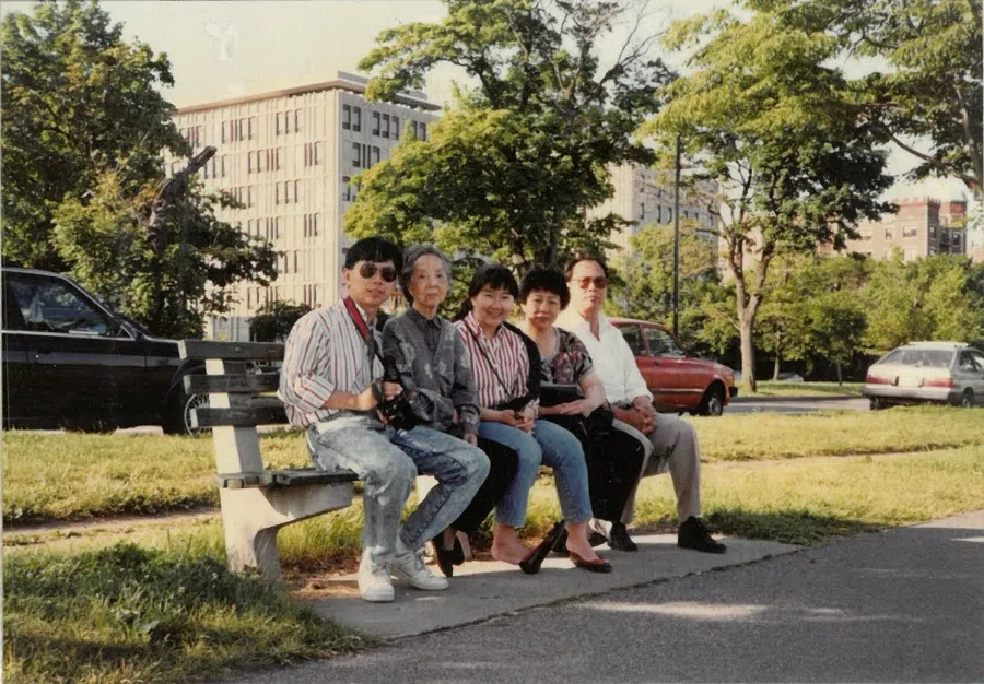 With China’s reform and opening up, the life of Alice Yin Hung (third from left) and her family gradually improved, and she also has the opportunity to study in the US. The picture shows Hung traveling with her family when she graduated from university in the US. (Image provided by interviewee)