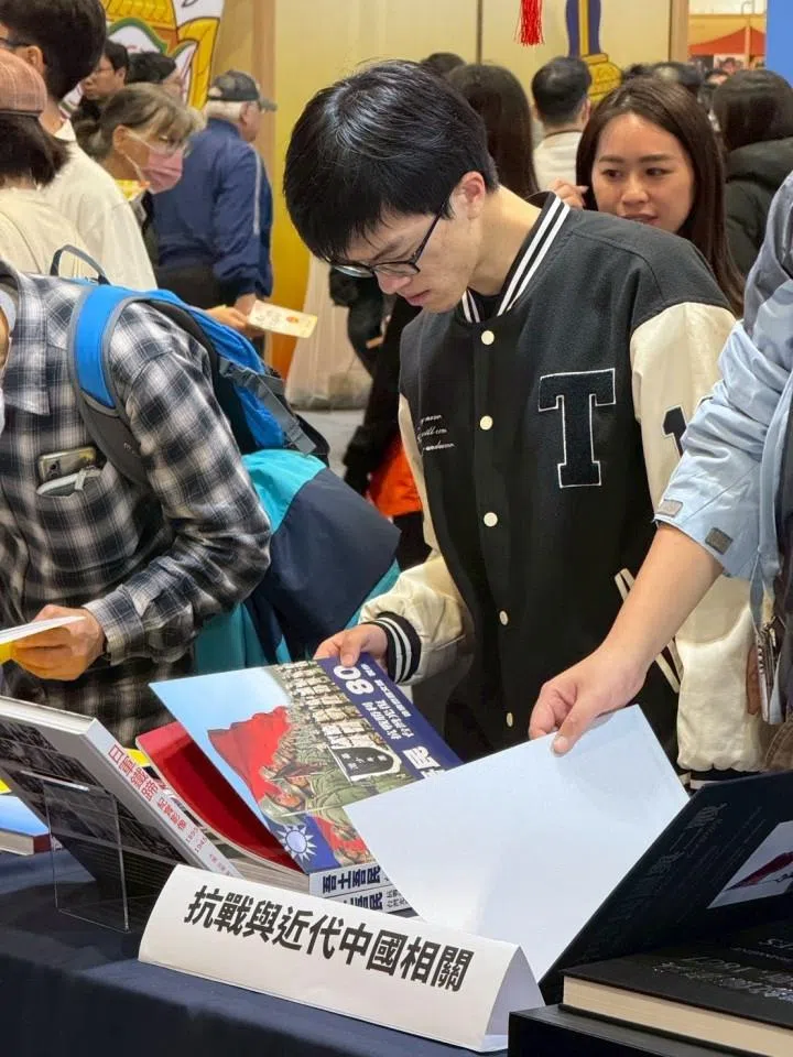 Photo albums on the War of Resistance attracted many readers.