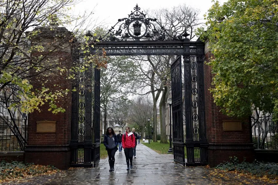 Students walk on the campus of Yale University in New Haven, Connecticut, 12 November 2015. (Shannon Stapleton/REUTERS)