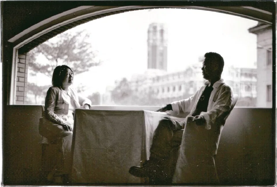 Ching-ti (left) and Chiang Hsun on the second floor of Tung Hua Books after Chiang's lecture on Dream of the Red Chamber, 23 May 2002. (Photo taken by Chen Wen-fa)