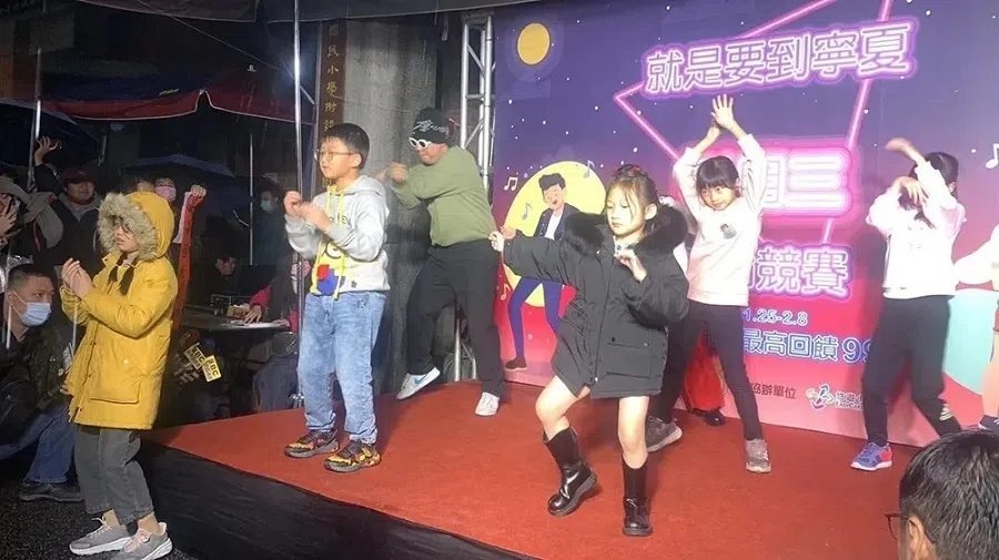 Kids doing the Subject Three dance at Ningxia Night Market in Taipei. (SPH Media)