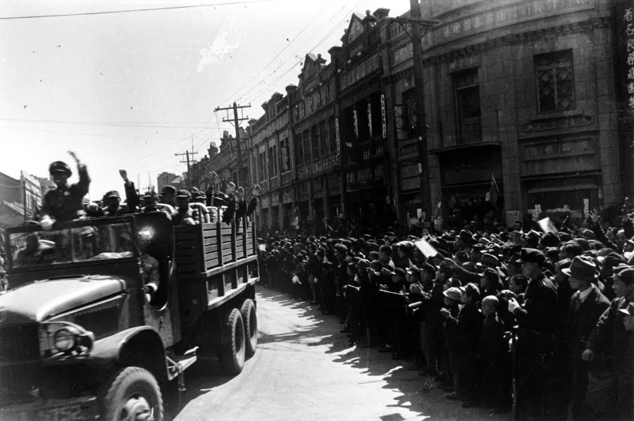 In April 1946, a crowd gathered to watch as the New 1st Army entered Shenyang. This group kitted out with US-style equipment was the KMT's strongest unit. During the Burma Campaign in 1945, this unit fought alongside British and US troops and restored Burma.