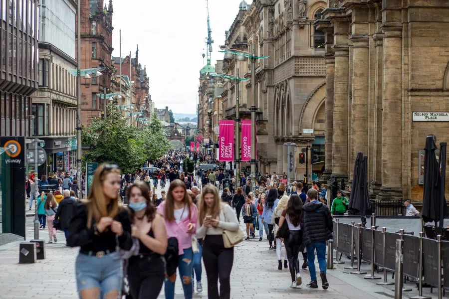 Crowds of shoppers on Buchanan Street, after most coronavirus restrictions were lifted in Scotland, in Glasgow, UK, on 9 August 2021. (Emily Macinnes/Bloomberg)