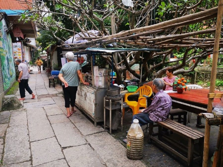 Tourists used to flock to this village in Guangzhou, but only the local people are seen around the area now. (Photo: Zeng Shi)
