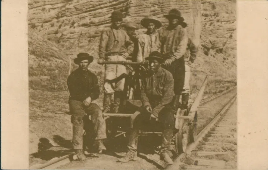 A US postcard from the 1930s. After the Pacific Railway was completed in the 19th century, most of the Chinese labourers who worked on it moved to the east and west coasts, and many started Chinese restaurants.