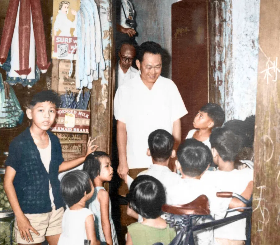 In the 1960s, Lee visited homes to learn about the realities of life for the grassroots and happily talked to a group of children.