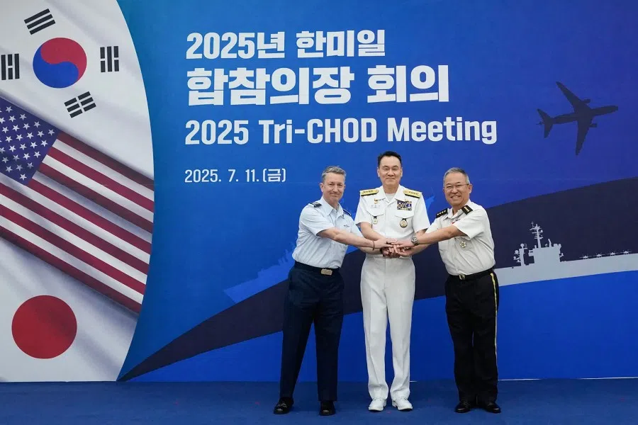 General Yoshihide Yoshida (right), Chief of Staff, Joint Staff of Japan’s Self Defense Forces, Admiral Kim Myung-soo (centre), chairman of South Korea’s Joint Chiefs of Staff, and US chairman of the Joint Chiefs of Staff Air Force General Dan Caine pose during the Trilateral Chiefs of Defense meeting (Tri-CHOD) at the Defense Ministry in Seoul on 22 July 2025. (Ahn Young-joon/AFP)