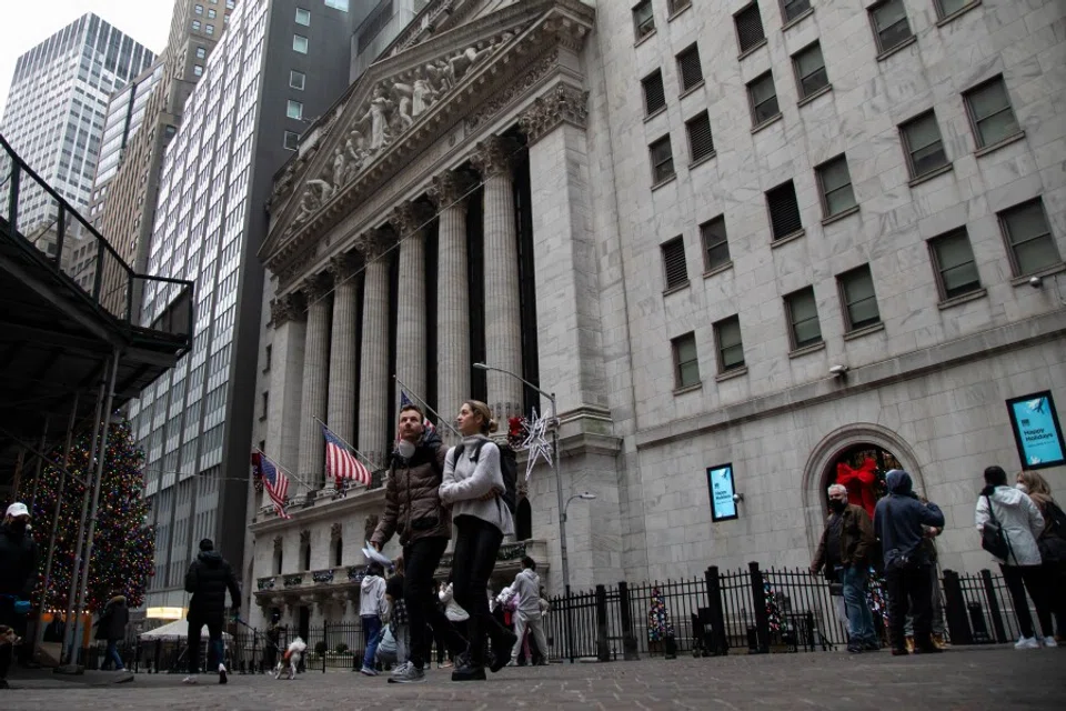 Pedestrians outside the New York Stock Exchange (NYSE) in New York, US, 31 December 2021. (Michael Nagle/Bloomberg)