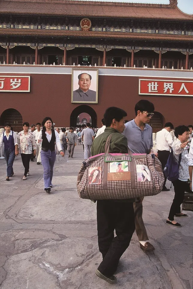 Migrant workers in front of Tiananmen Square in Beijing, 1994. Many of them were from Sichuan. (Koichi Saito)