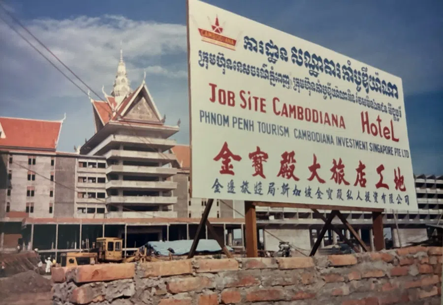 In 1986, despite Cambodia still facing international sanctions, some international companies began to invest, with Chinese-language signs particularly noticeable.