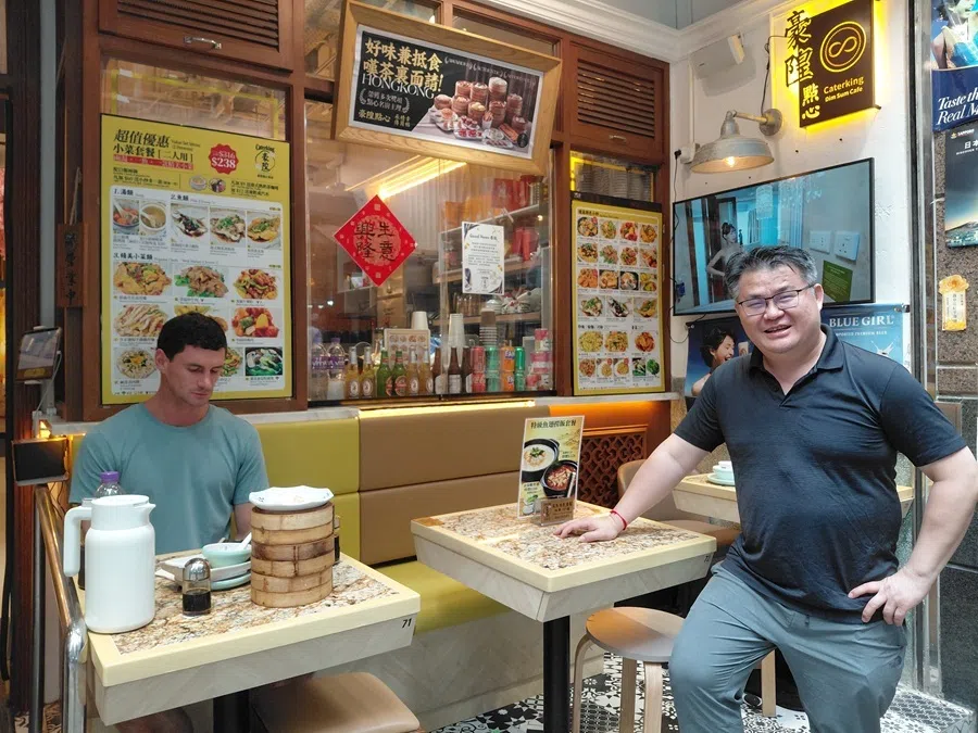 Leung Fai-lung (right), a businessman who returned to Hong Kong from Australia, has opened seven Cantonese dim sum specialty shops across Hong Kong with his friends in recent years.