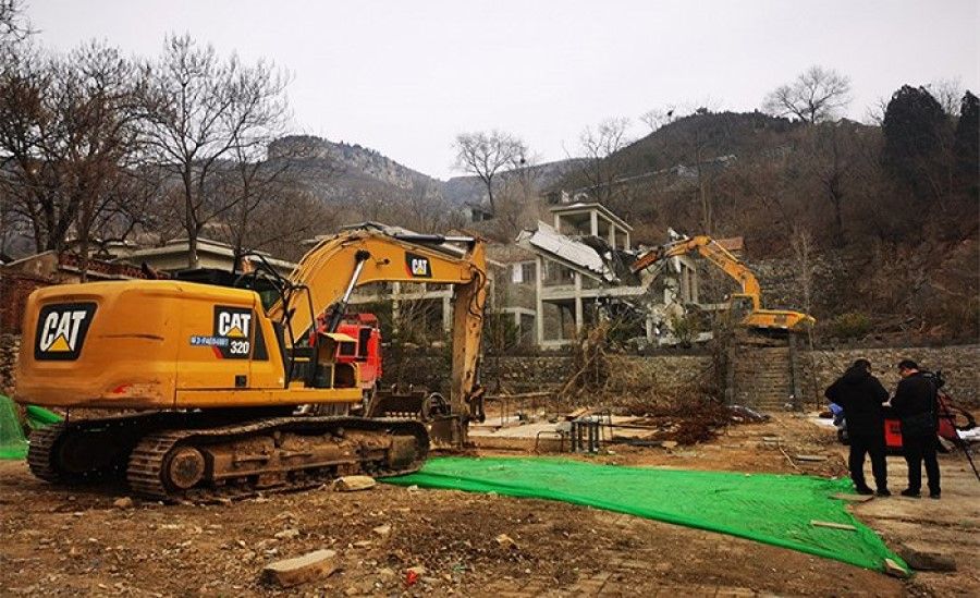 An illegally built villa being demolished in Tianjinggu village, Jinan. (Internet)