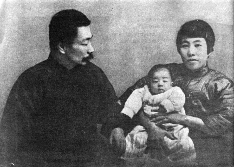 Writer Lu Xun (left) with his wife Xu Guangping (right) and son Zhou Haiying. (Internet)