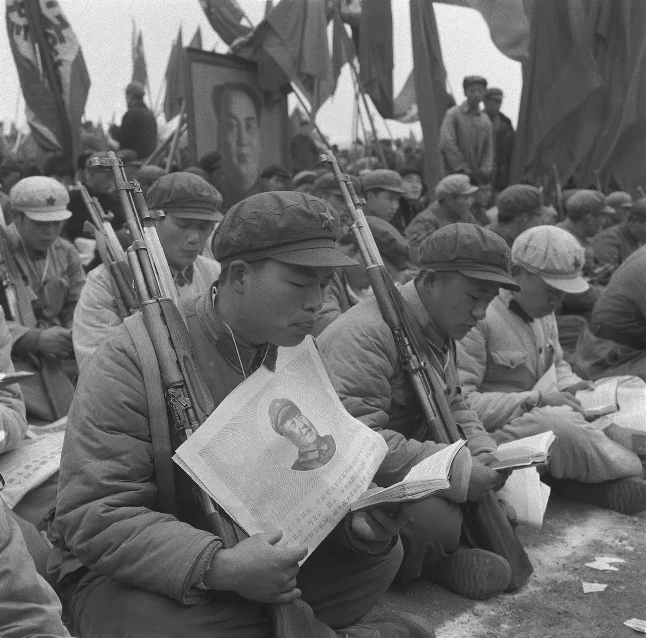 Soldiers in Shanghai studying Mao’s instructions during the uprising, January 1967.