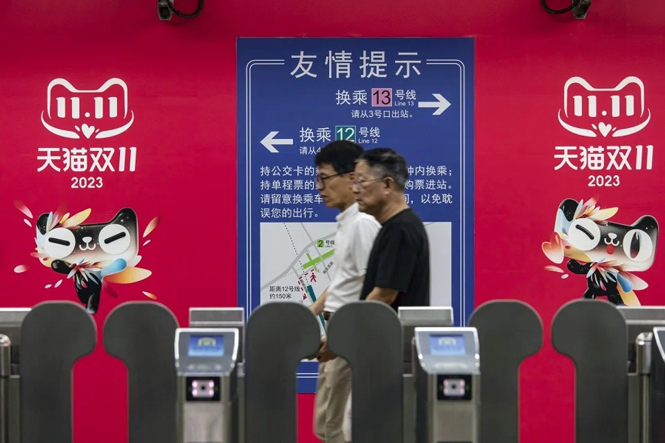 ﻿An advertisement for the Singles' Day shopping event on Alibaba Group Holding Ltd.'s Tmall e-commerce platform at a subway station in Shanghai, China, on 4 November 2023. (Qilai Shen/Bloomberg)