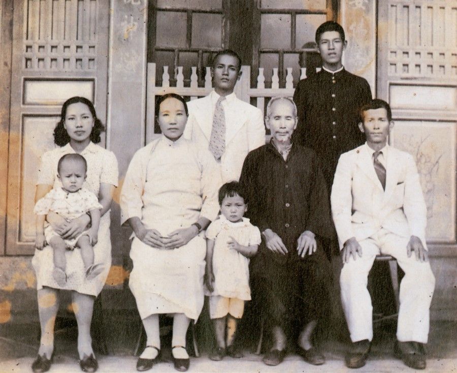 Lee Teng-hui and his family taken in 1943, on the eve of his departure to study in Japan, age 20.