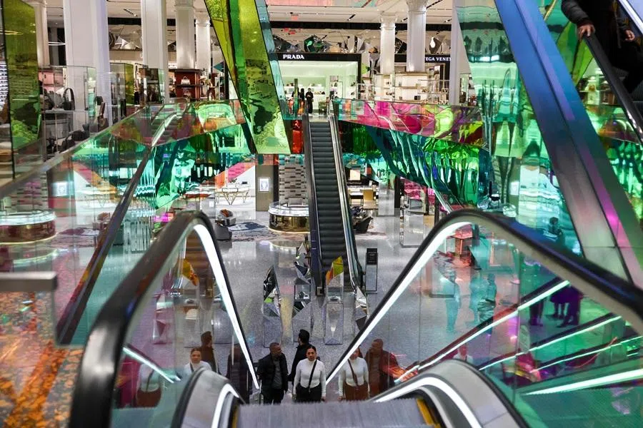 People ride an escalator at a department store in New York on 13 January 2026. (Angela Weiss/AFP)