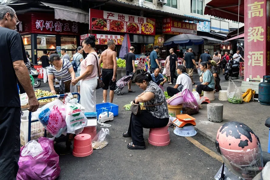 Vendors at a street market in Chengdu, China, on 17 August 2025. (Bloomberg)