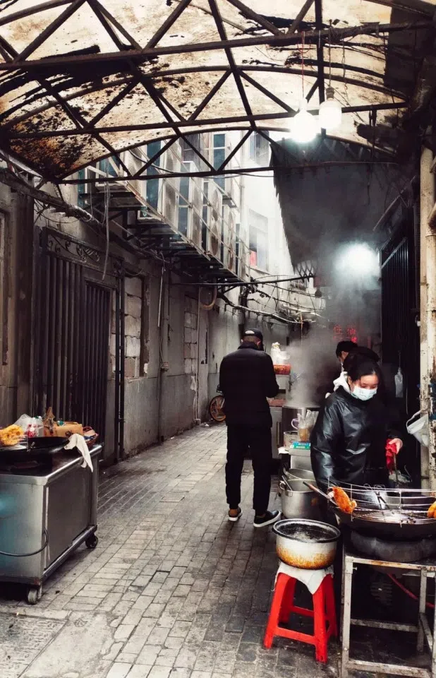 Roadside stalls on a rustic street. (WeChat/玉茗堂前)
