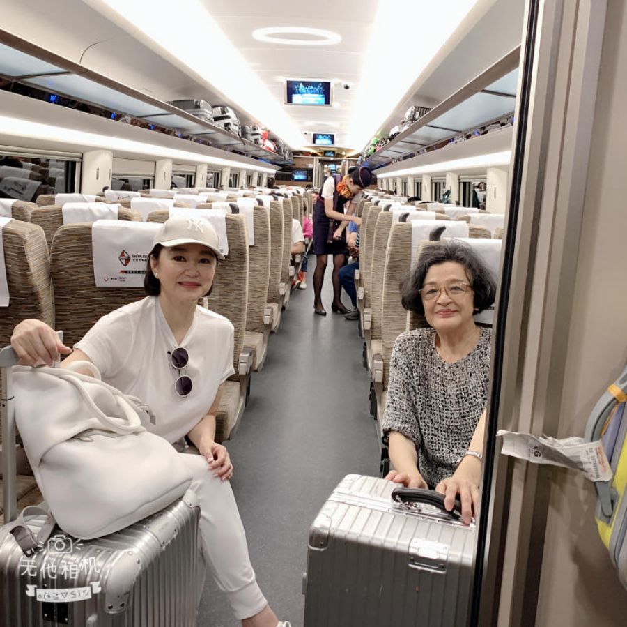 Brigitte Lin (left) and Chiang Ching on a train en route to Shenzhen. (Photo: Brigitte Lin)