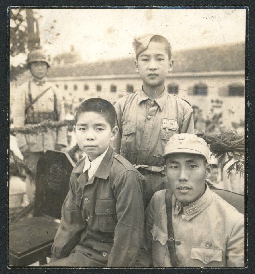 Bai Xiandao (standing) studying at an aviation school in 1945.