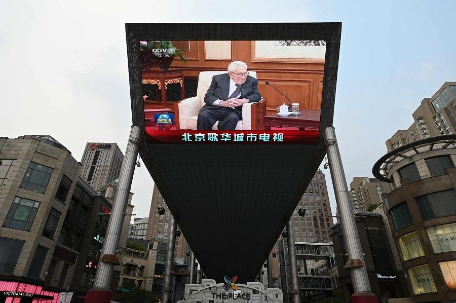 A giant screen outside a shopping mall shows news coverage of former US Secretary of State Henry Kissinger during his meeting with Chinese President Xi Jinping in Beijing, China, on 20 July 2023. (Greg Baker/AFP)