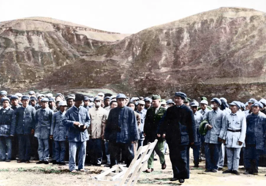 Mao Zedong and Zhu De arriving at a decoration ceremony for Colonel David D. Barrett, autumn 1944.