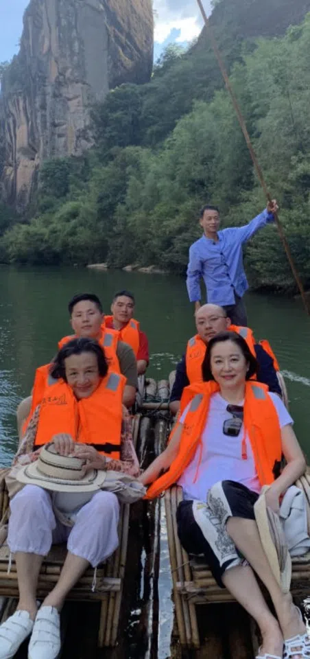 A ride on Jiuquxi (Nine-bend Stream) of Wuyi Mountain. (Photo: Brigitte Lin)