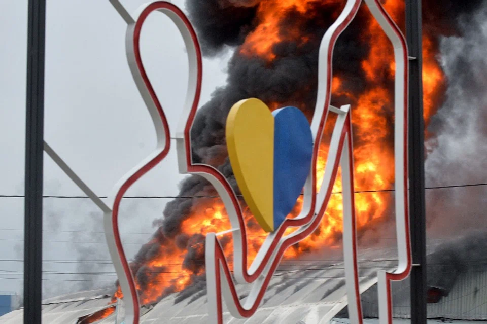 A burning building is pictured after shelling by Russian forces in Ukraine's second-biggest city of Kharkiv on 3 March 2022. (Sergey Bobok/AFP)