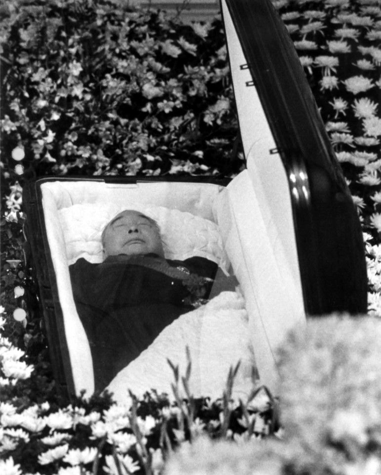 President Chiang Ching-kuo's body lying in state at the National Revolutionary Martyrs' Shrine in Taipei for the public to pay their respects.