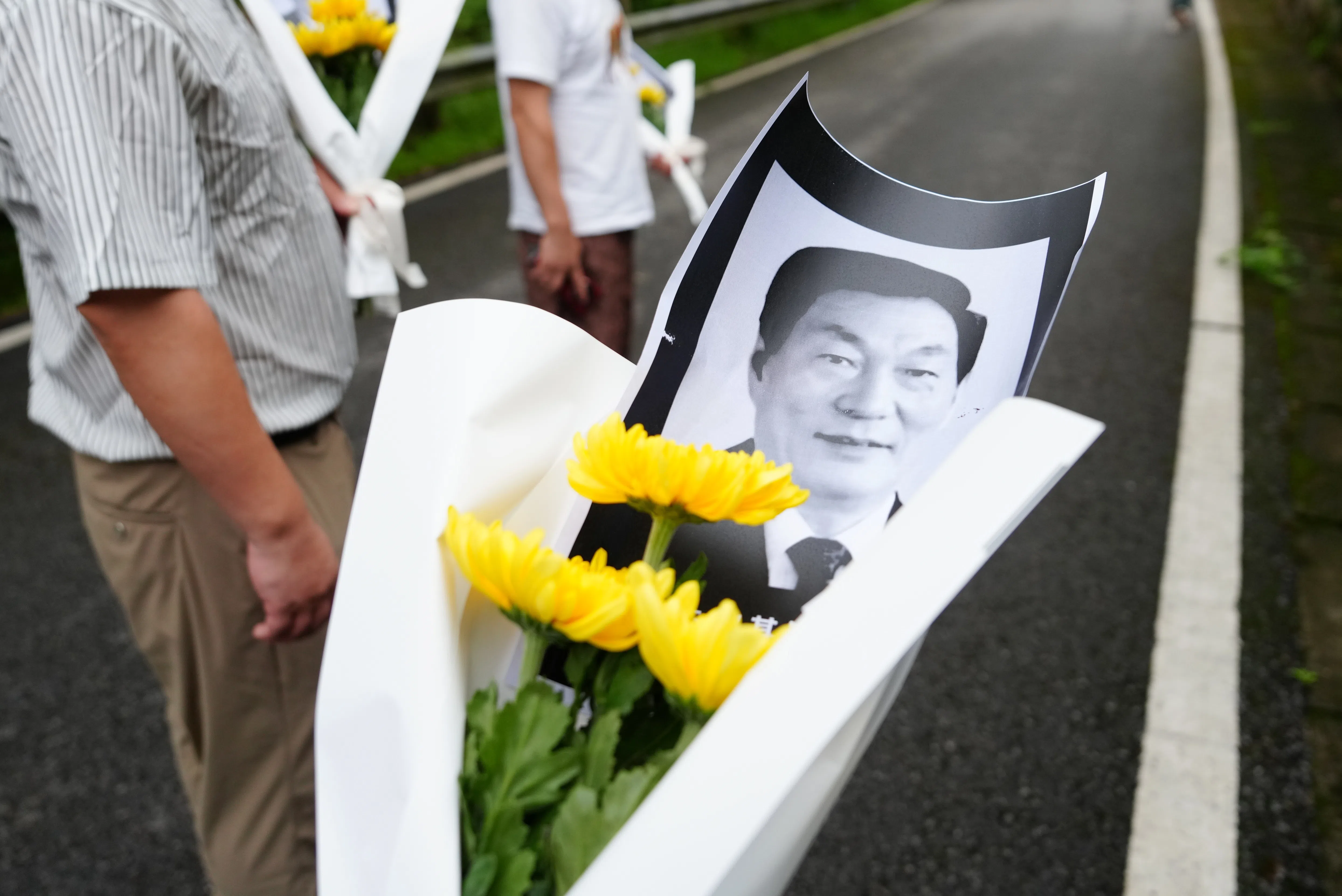 Members of the public gather at Tian Garden in Heping village, Ansha town, Changsha county, Hunan province, China, to lay flowers and mourn former Chinese Premier Zhu Rongji, on 13 August 2026.