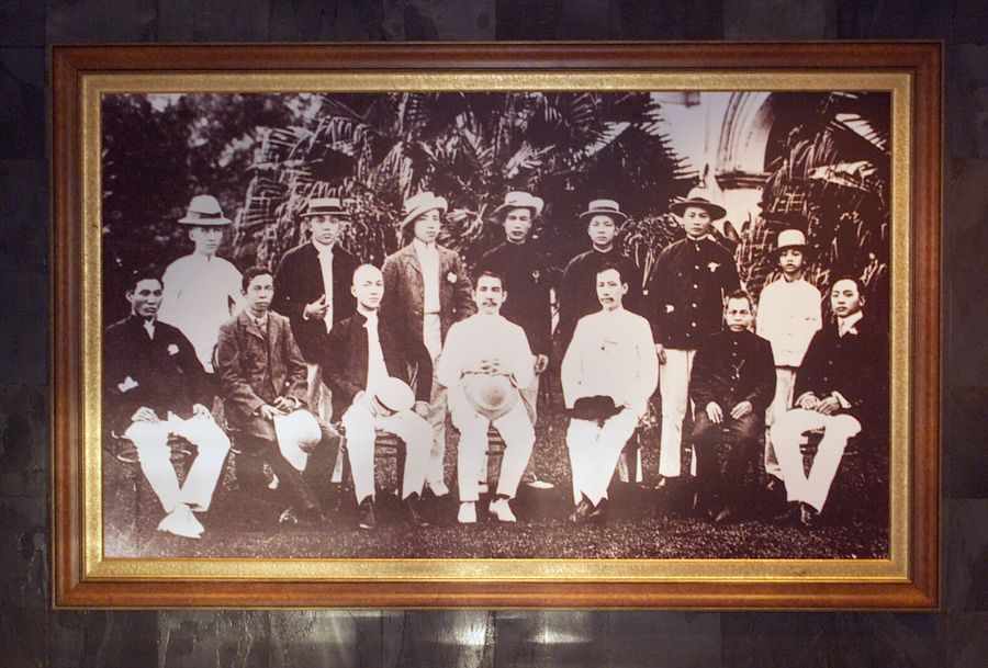 Sun Yat-sen and his comrades have their photo taken when the Tongmenhui branch in Singapore was established in 1906. (SPH)