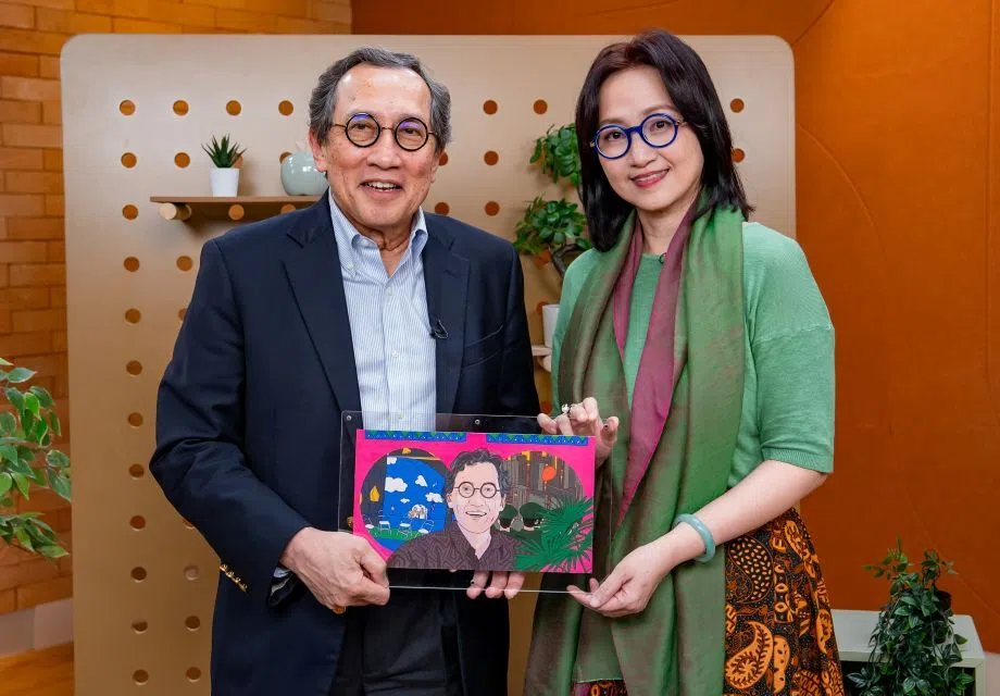 Bilahari Kausikan receiving the portrait from Chow Yian Ping. (Photo: Yi Jina)