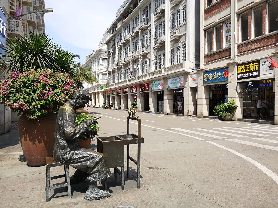 Zhongshan Road: This pedestrian street is closed to vehicular traffic, making it highly recognisable. 