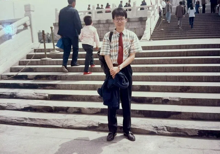 In mid-1990, one year after the Tiananmen Incident, I returned to the foot of the Monument to the People’s Heroes. Damage caused by tank impacts was still visible on the lower steps. A few years later, the authorities replaced the damaged sections entirely because they were considered unsightly.