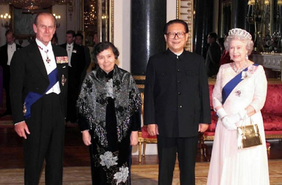Queen Elizabeth II hosted then Chinese President Jiang Zemin and his wife Wang Yeping to a grand banquet at Buckingham Palace, London, UK, October 1999. (Internet)