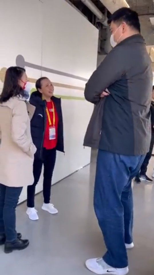 Peng Shuai (centre) chatting with Yao Ming (right) and Xu Lijia (left), 19 December 2021. (Screen grab from Twitter/@qingqingparis)