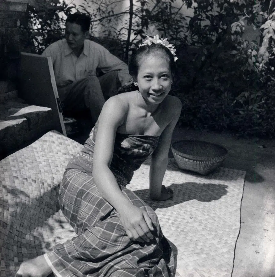
Photograph showing Cheong Soo Pieng sketching in a life drawing session as captured by Liu Kang.  (Picture from the book Bali 1952: Through the Lens of Liu Kang )