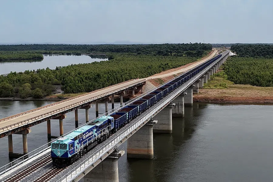 A freight train carrying iron ore from Simandou on the Trans-Guinean Railway. (Photo: Yang Wenchao)
