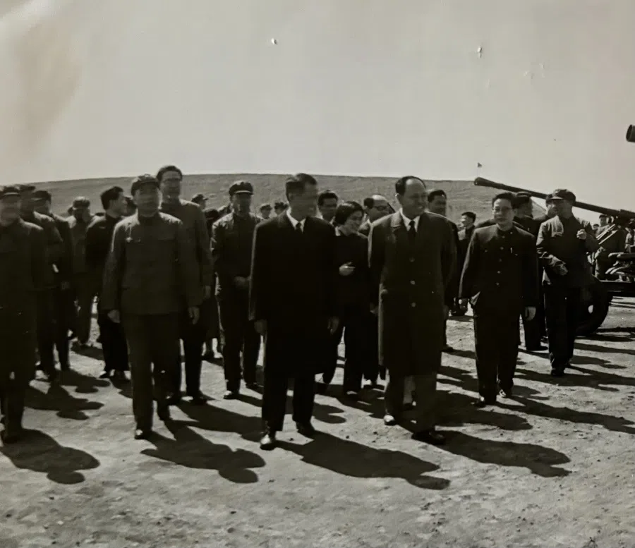 In 1974, representatives from the National United Front of Kampuchea and the Royal Government of National Union visited China and observed People’s Liberation Army training. The third from the left is Deputy Prime Minister Khieu Samphan, and the fourth from the left is special adviser Ieng Sary. China provided full military support to the Khmer Rouge to oppose the US-backed Lon Nol government.