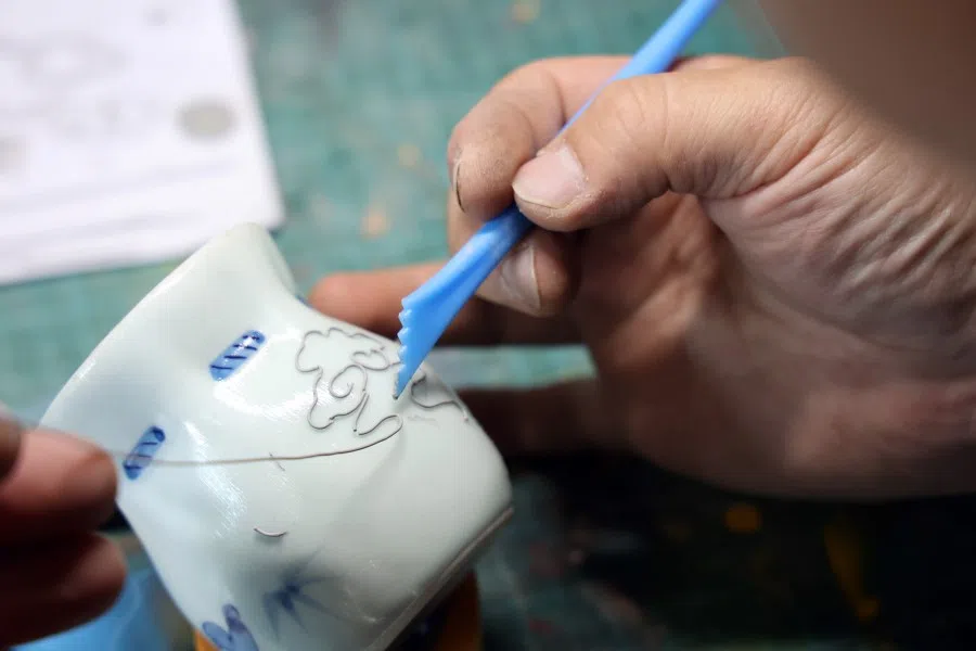 Andy Yeo working with lacquer thread.