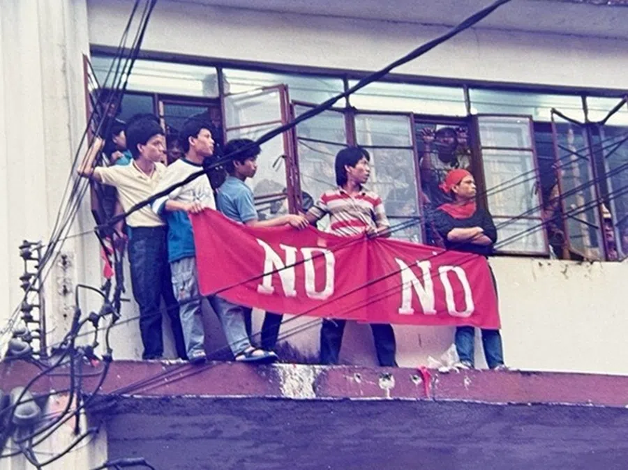Opposition supporters demonstrating in the streets ahead of the vote on the Philippines’ new constitution in 1987.