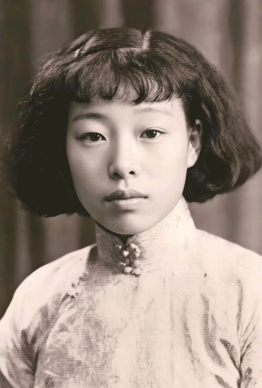 Chiang Hsun’s mother had her portrait taken shortly after marriage, wearing an expression filled with uncertainty about the future.