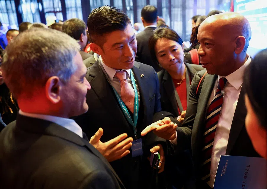 Delegates chat with South Africa's Electricity Minister Kgosientsho Ramokgopa, on the sidelines of the China-South Africa New Energy Investment and Cooperation Conference in Sandton, South Africa, 13 June 2023. (Siphiwe Sibeko/Reuters)