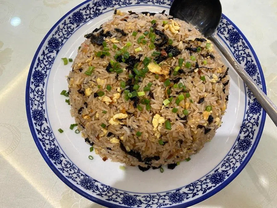 “Oily rice” or yibng (浥饭) served in a restaurant in Quanzhou. (Photo: Tan Chee-Beng)