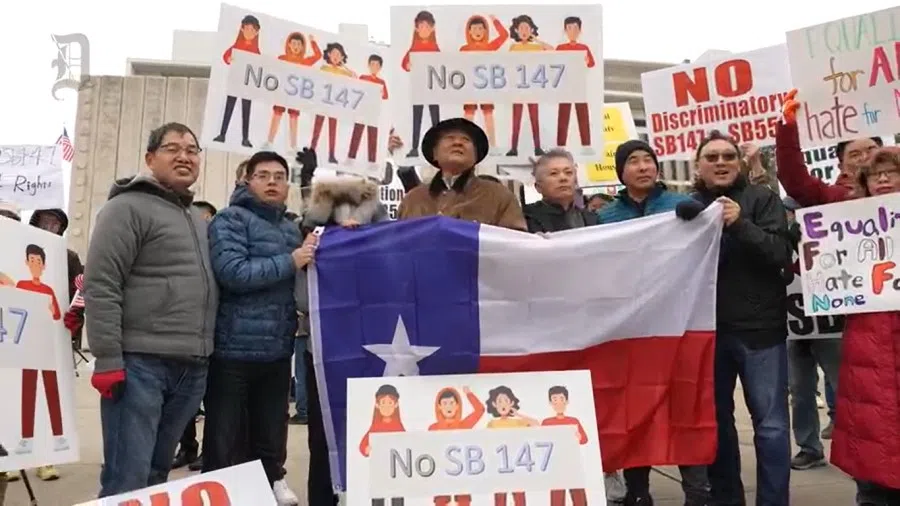 A screen grab from a video showing the protest by ethnic Chinese in Dallas against the bill. (Internet)