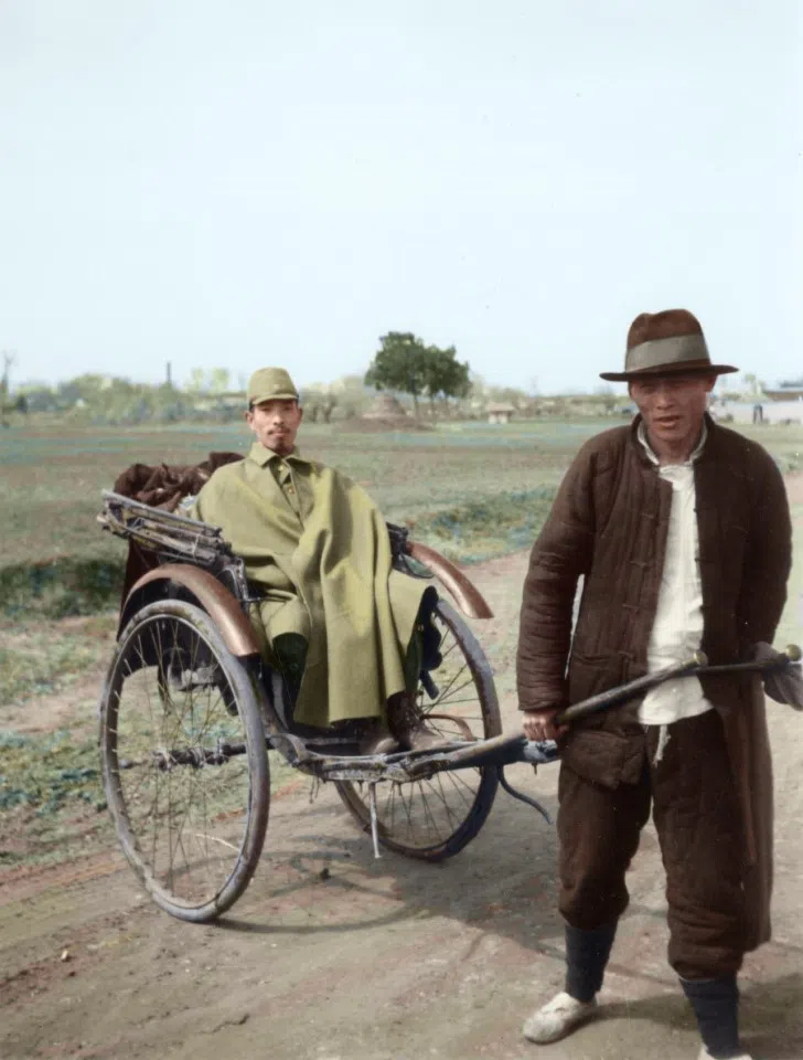 A Japanese military officer rides a rickshaw as a conqueror, ordering a local rickshaw puller in Zhenjiang to serve him, early 1938.