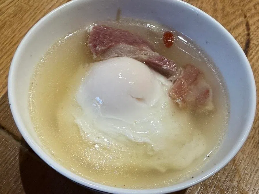 Poached eggs stewed with smoked ham.