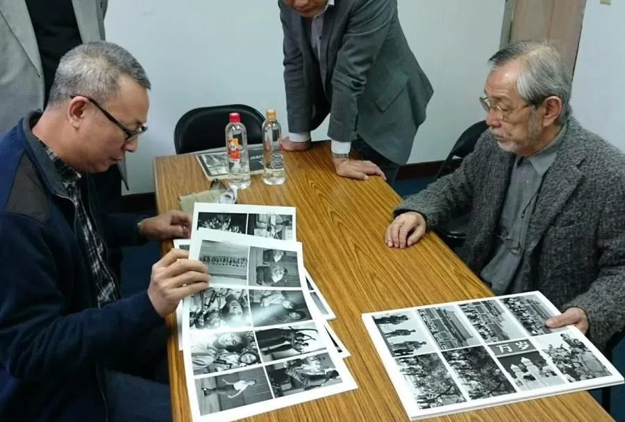 Saito brings his China photo negatives to my Taipei office for discussion, 2017.
